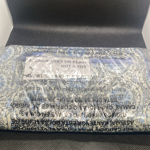 💙🖤VERA BRADLEY💙🖤 Mini Sketched Medallion RFID Turnlock Wallet in Cotton/NWT - Picture 3 of 8